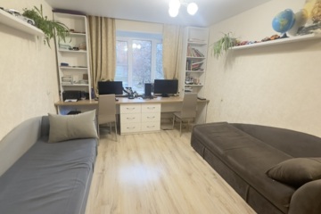 Комната, (всего 4 ком.), 18 м², 2/5 эт.